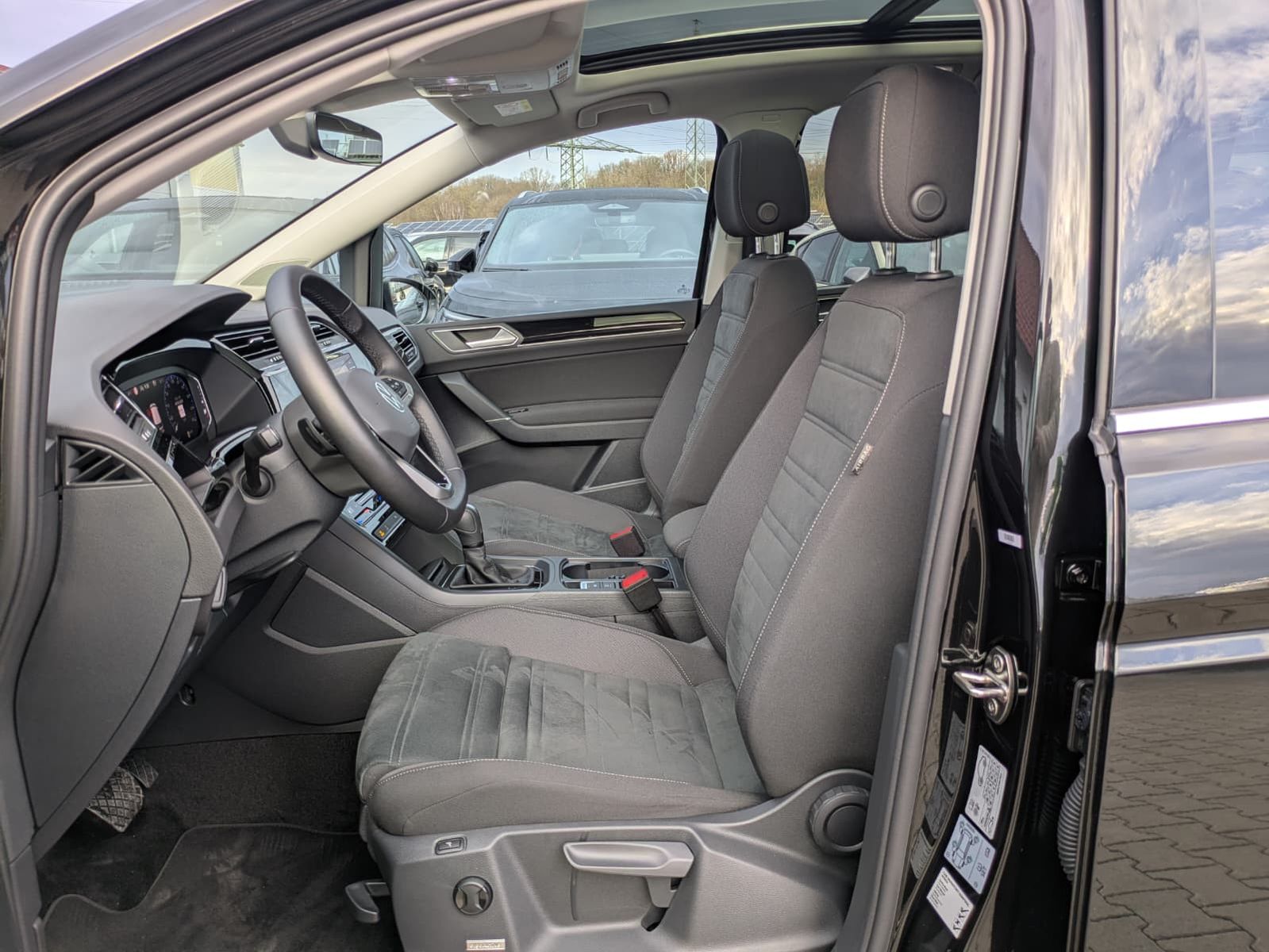 Fahrzeugabbildung Volkswagen Touran 2.0 DSG R-Line High. Pano 7-Si IQ.Dri AHK