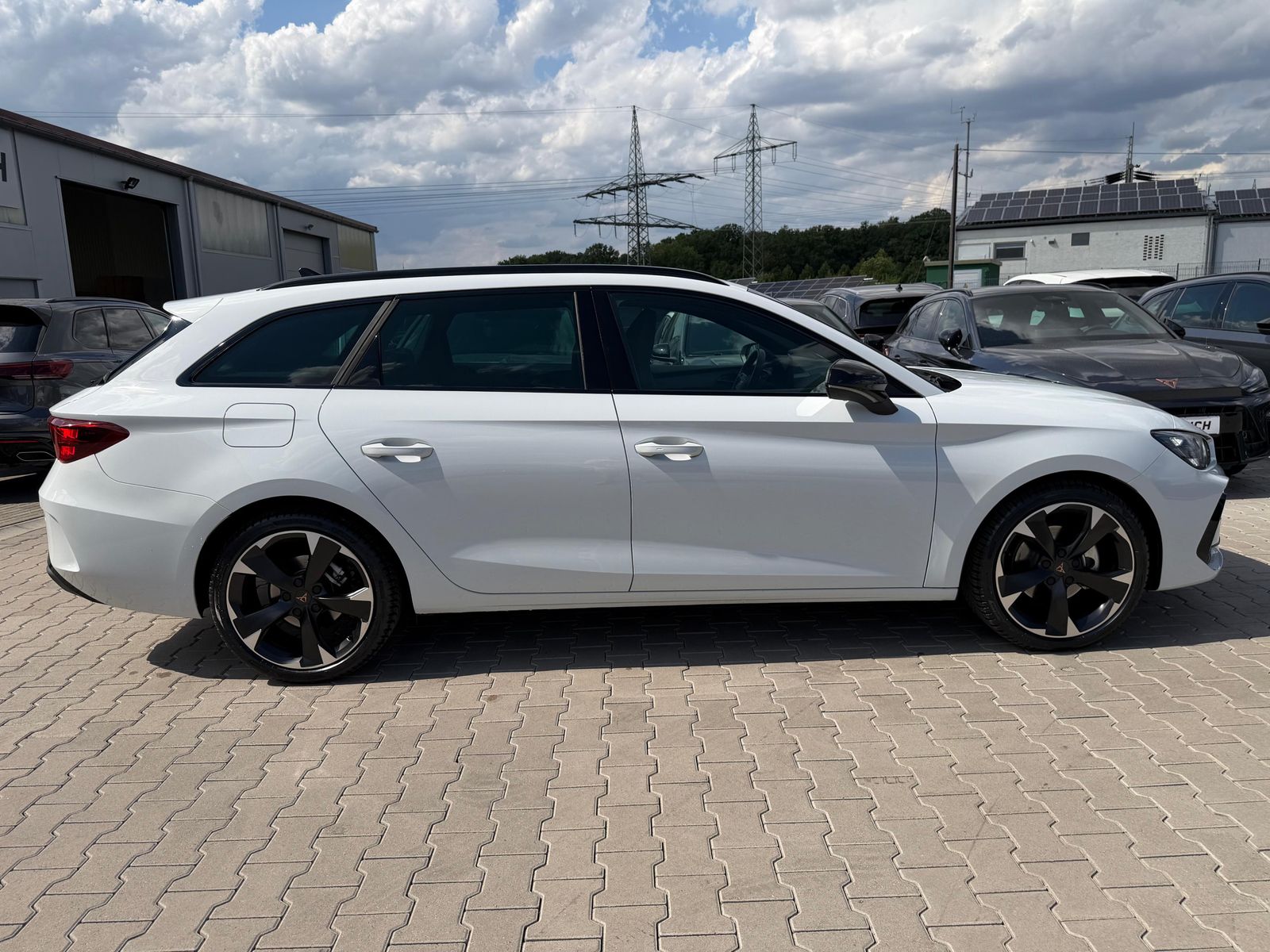 Fahrzeugabbildung CUPRA Leon 1.5 eTSI DSG AHK*DYNAMICA*EDGE*LED*5JGARAN.