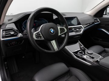 Fahrzeugabbildung BMW 330e xDr Tour Sport Line ACC HUD Pano HiFi Laser