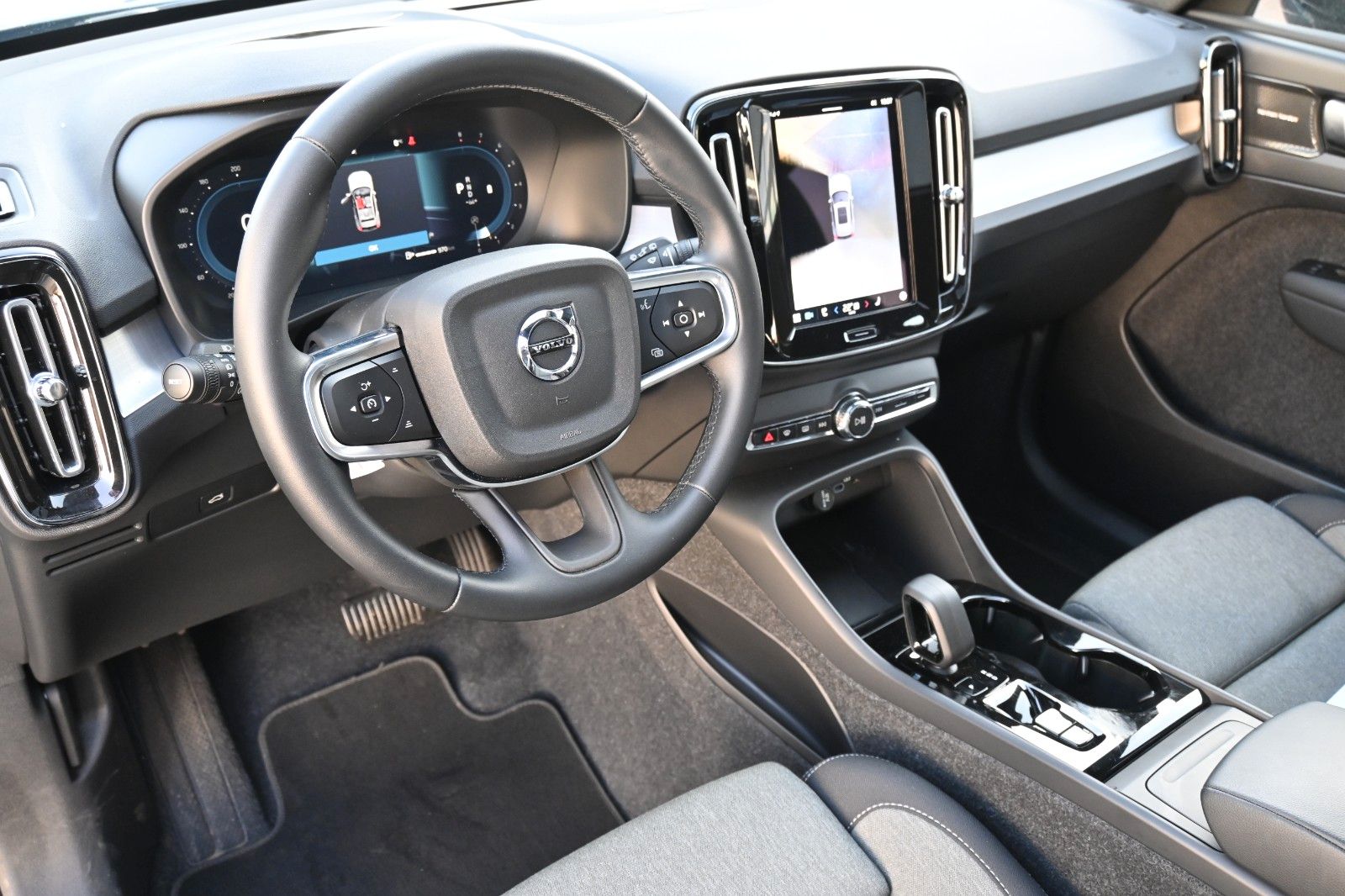 Fahrzeugabbildung Volvo XC40 B3 DKG Plus Dark*360°*PANO*ACC