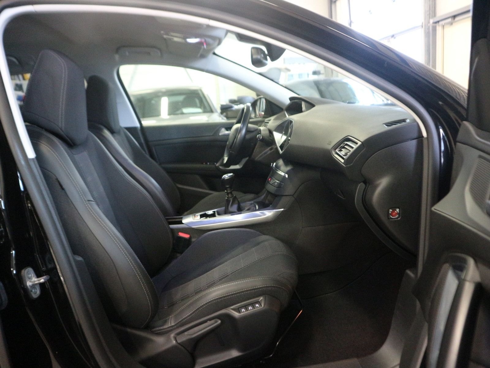 Fahrzeugabbildung Peugeot 308 SW Allure Pack ACC AHK Blis Nav Kam SHZ LED