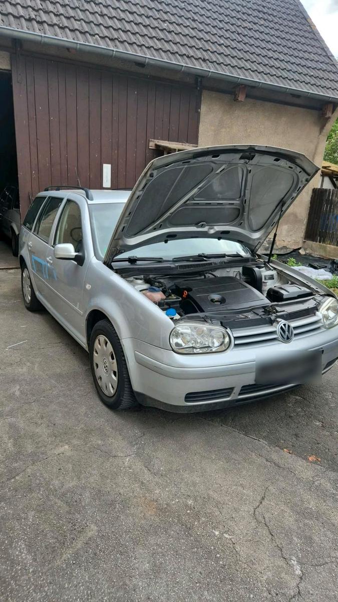Volkswagen Golf 2004 — rear view