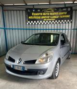 Renault Clio NEOPATENTATI - Renault Clio aus 2006 mit Diesel-Antrieb
