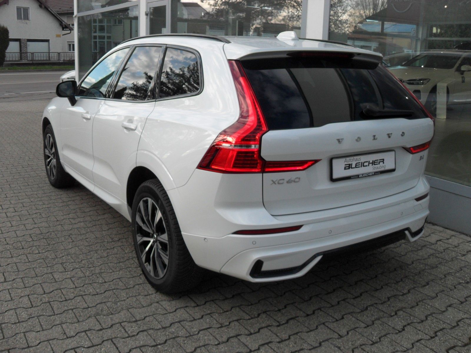 Fahrzeugabbildung Volvo XC 60 B4 Plus Dark 2WD