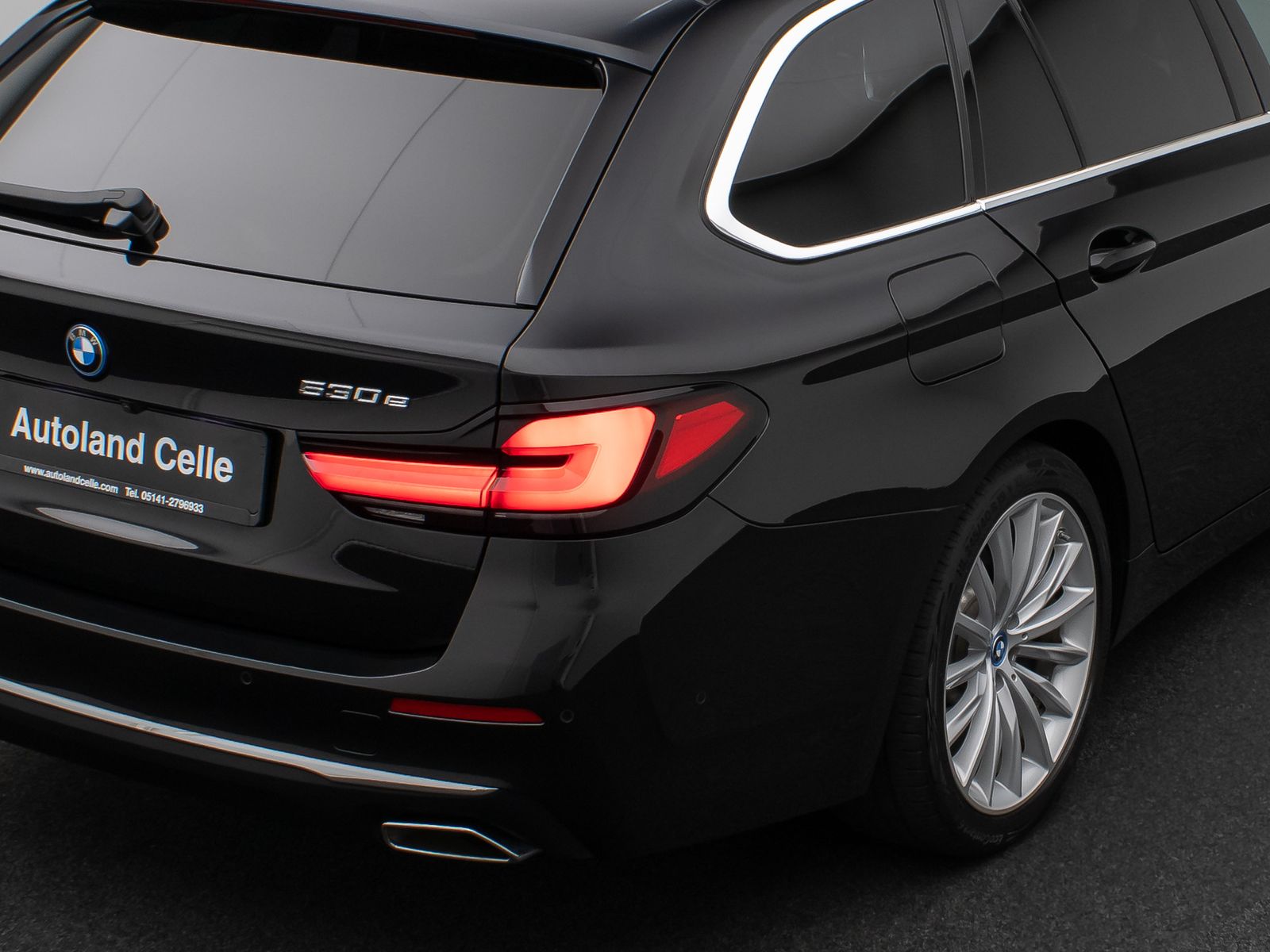 Fahrzeugabbildung BMW 530e xD LuxuryLine 360°HUD DAB AHK Komfort Sport