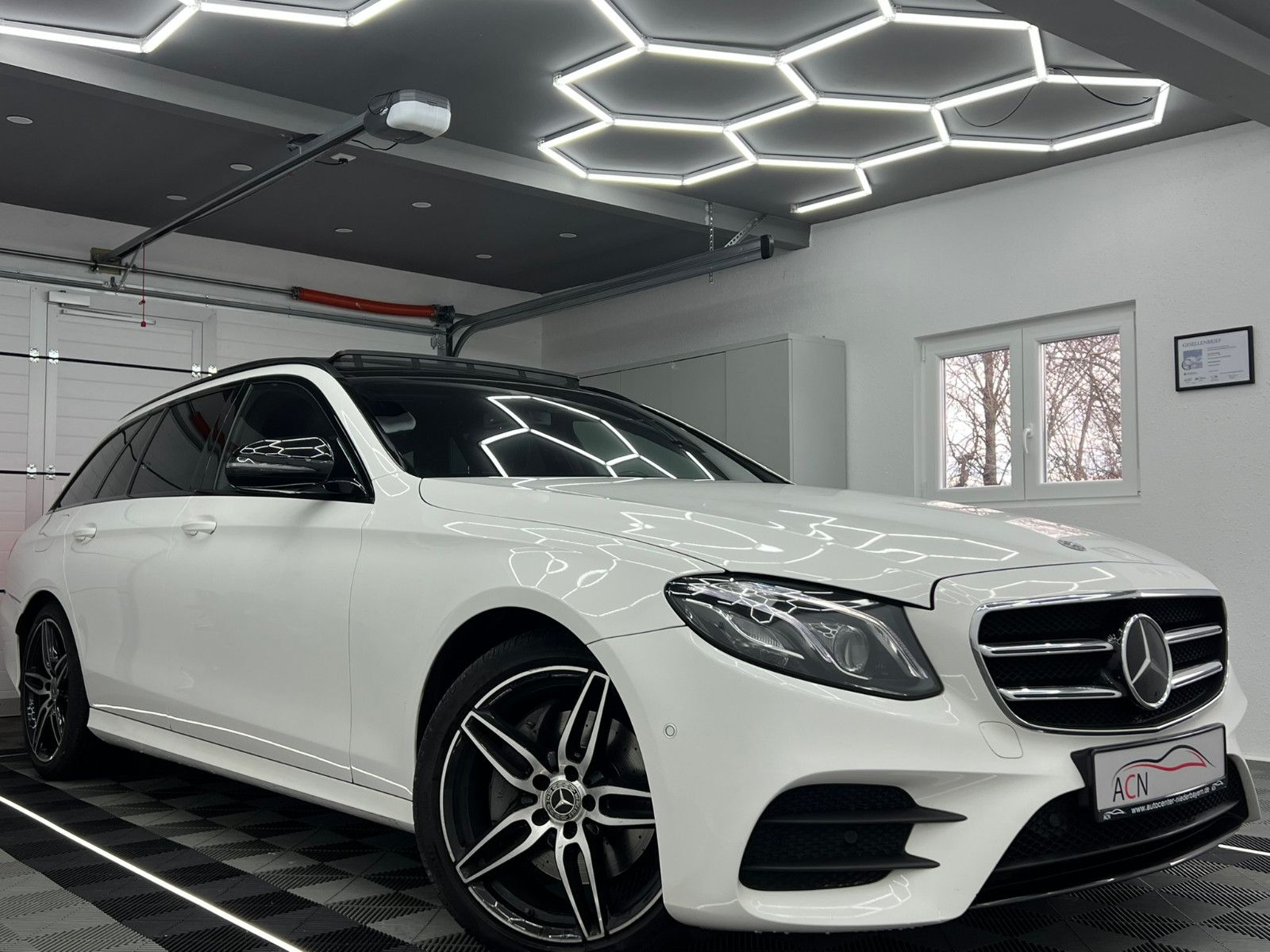 Fahrzeugabbildung Mercedes-Benz E 220 d AMG-LINE/PANO/BURMESTER/DISTRONIC PLUS