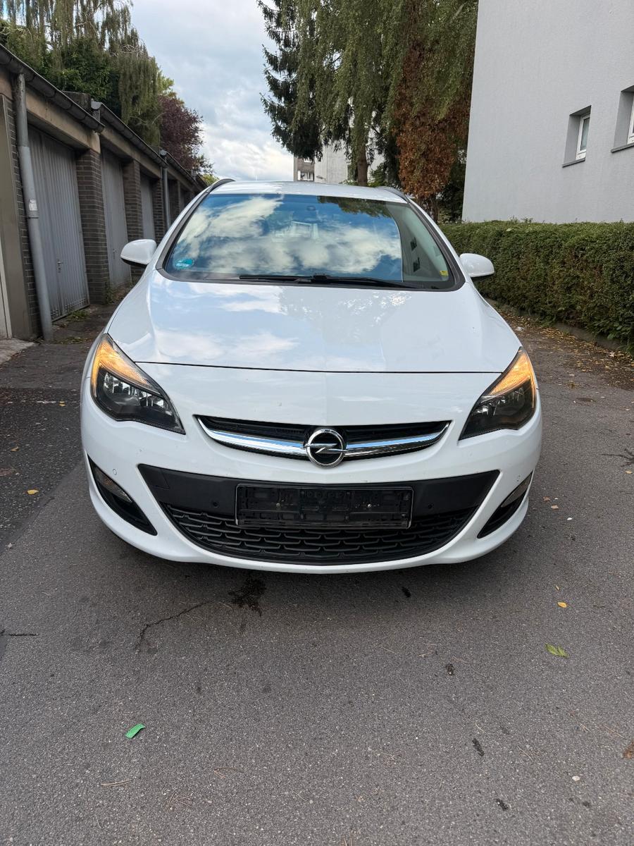 Opel Astra 2015 — interior