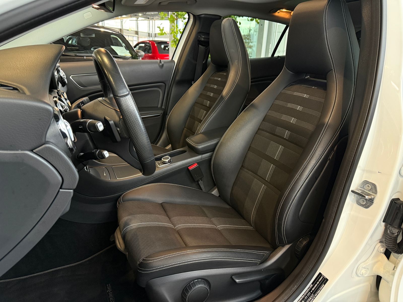 Fahrzeugabbildung Mercedes-Benz GLA 200 Night PANO LED NAVI