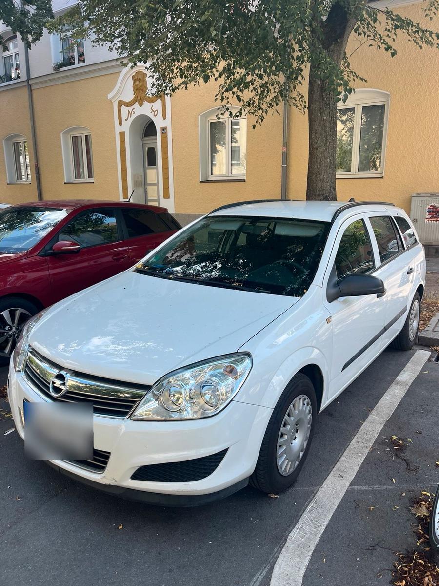 Opel Astra 2009 — interior