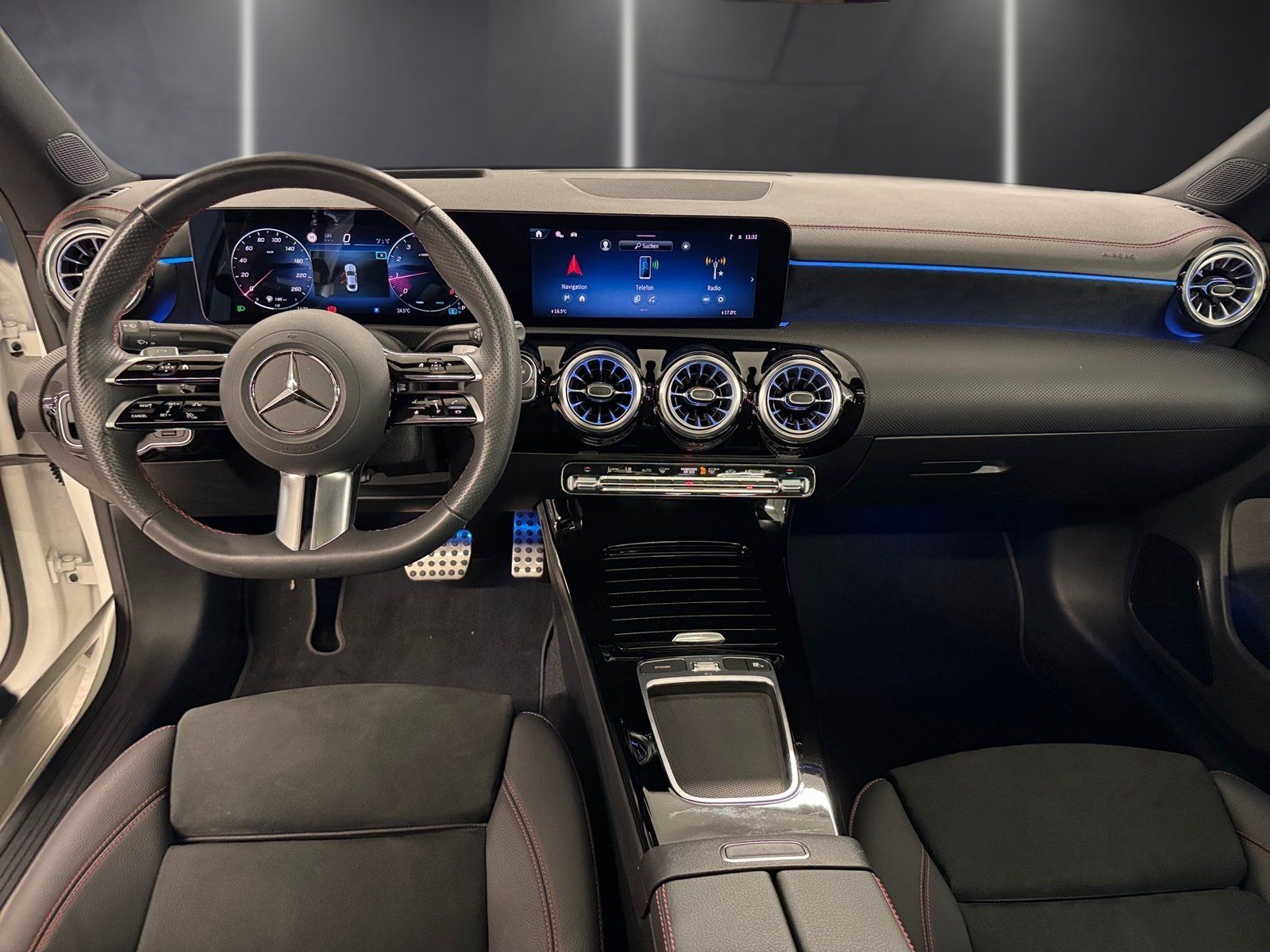 Fahrzeugabbildung Mercedes-Benz CLA 200 AMG Prem Plus*Pano*HUD*360*Totwink*Memo*