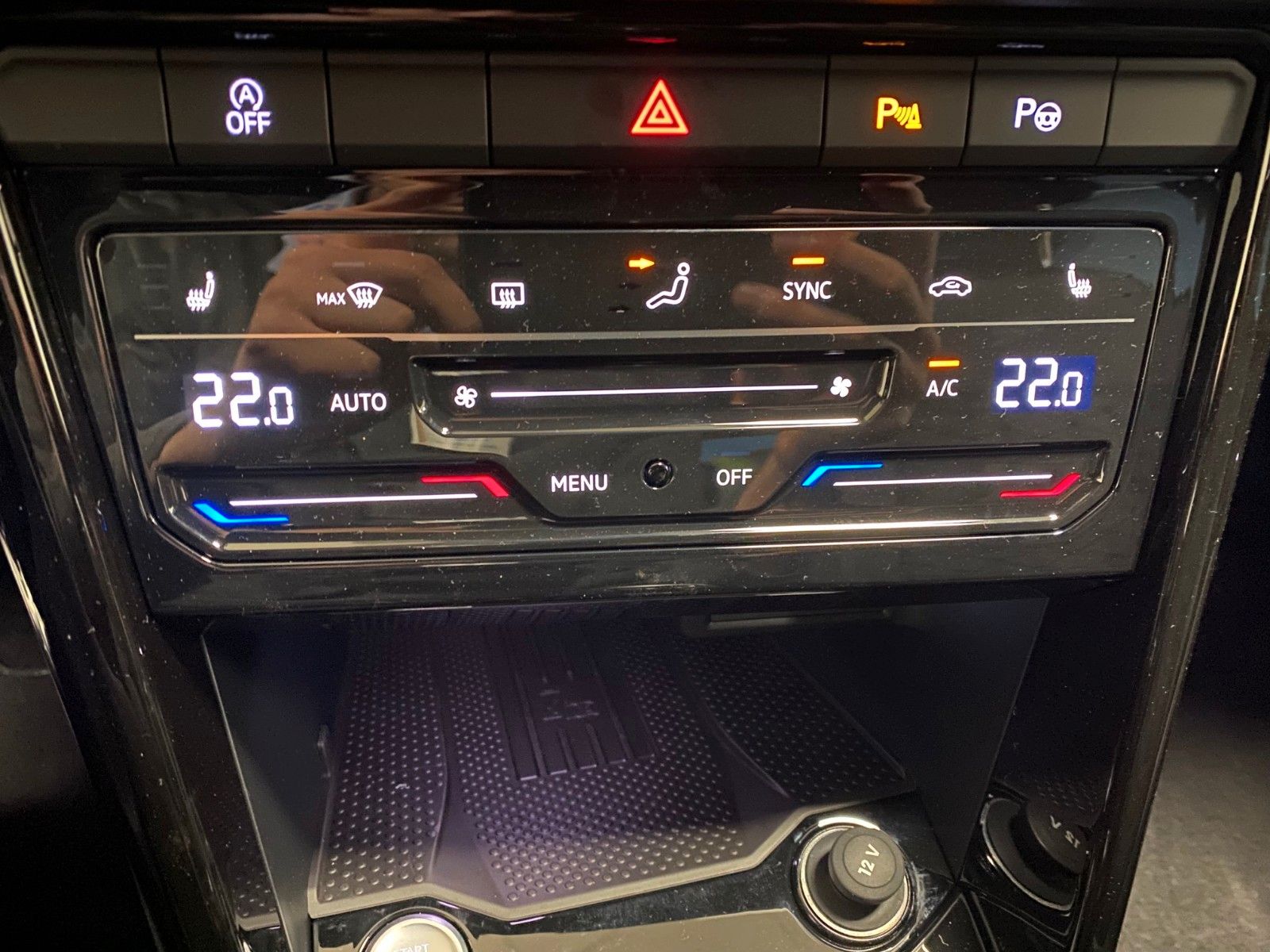 Fahrzeugabbildung Volkswagen T-Roc 1.5 TSI DSG R-Line+ACC+iQ Light MATRIX+18"
