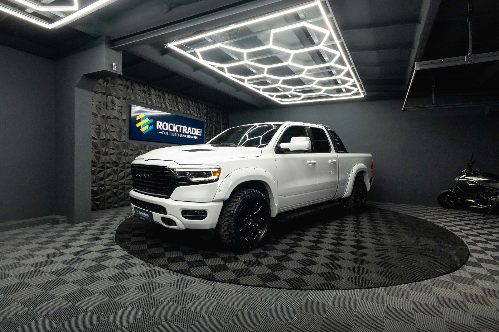 Fahrzeugabbildung Dodge RAM 5.7 V8 HEMI 4x4 OFFROAD LONGBED Limited 19%