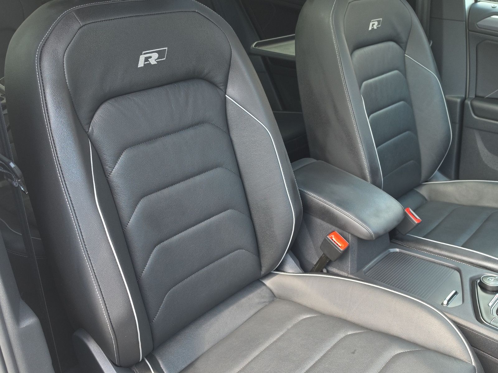 Fahrzeugabbildung Volkswagen Tiguan  R-LINE HiGHLiNE  4MOTION PANORAMA DACH