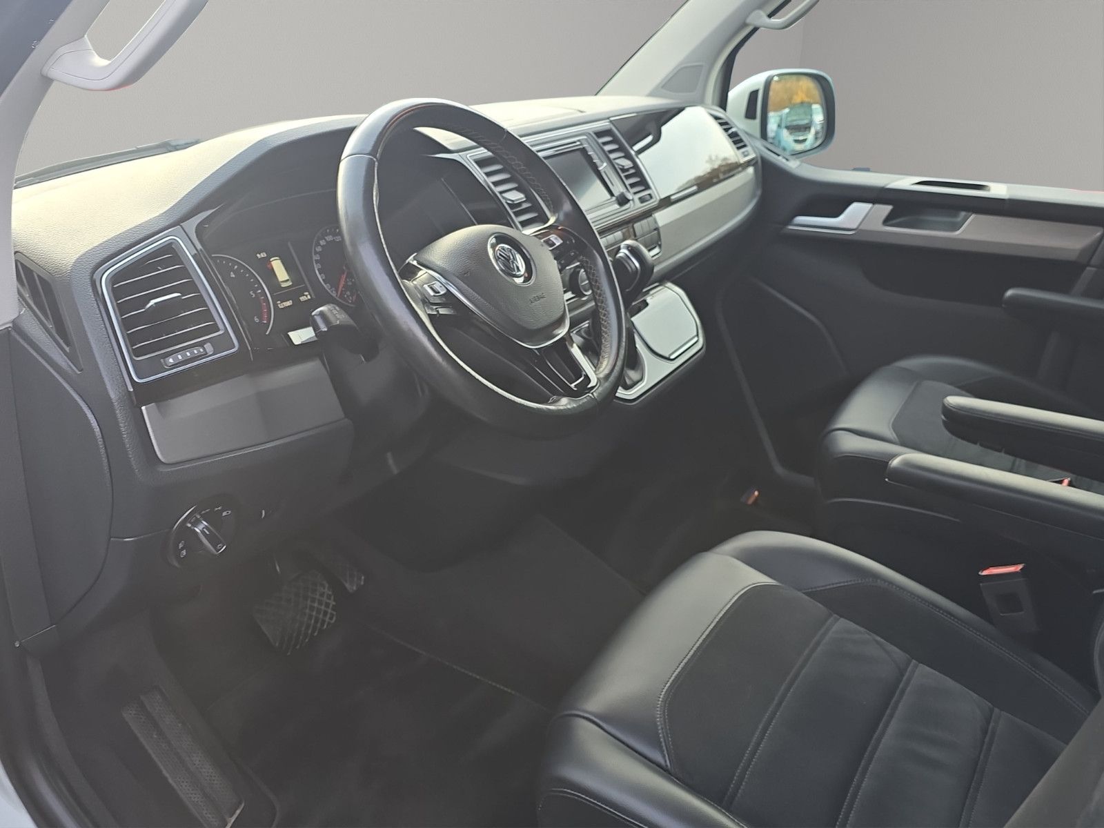 Fahrzeugabbildung Volkswagen T6 Multivan Generation Six+DSG+7 Sitze+AHK+LED