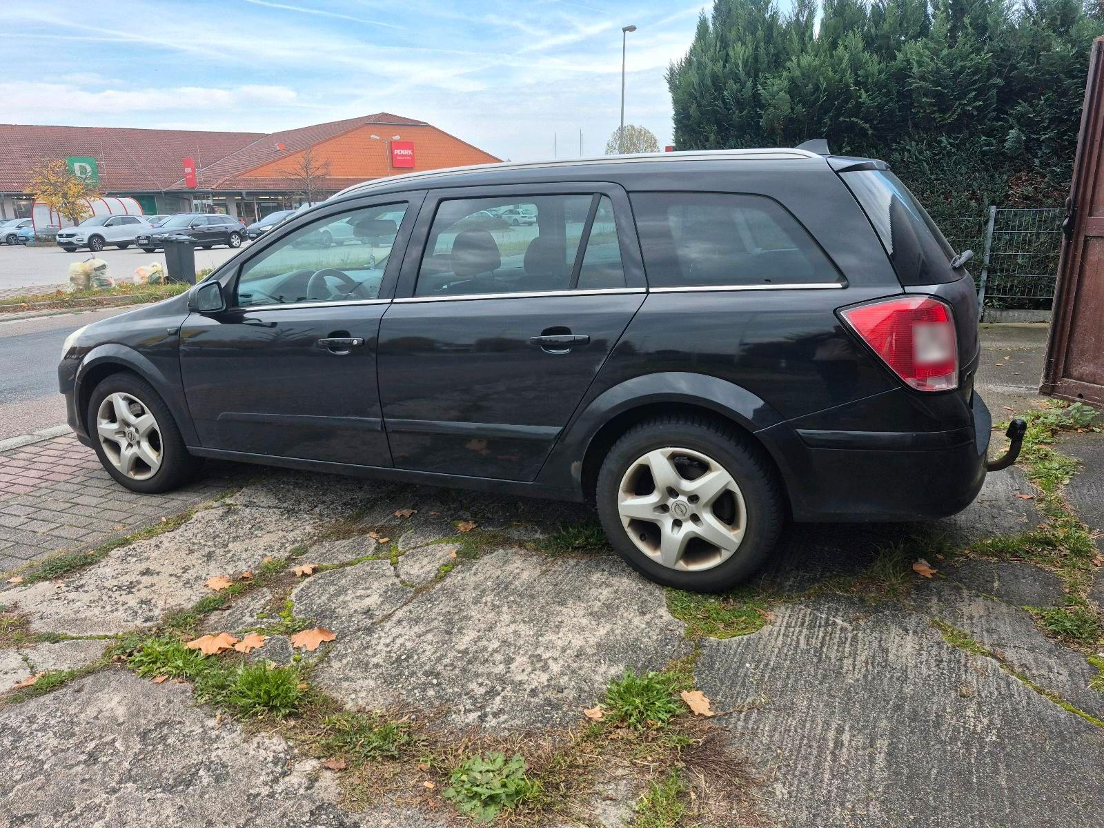 Opel Astra 2008 — rear view