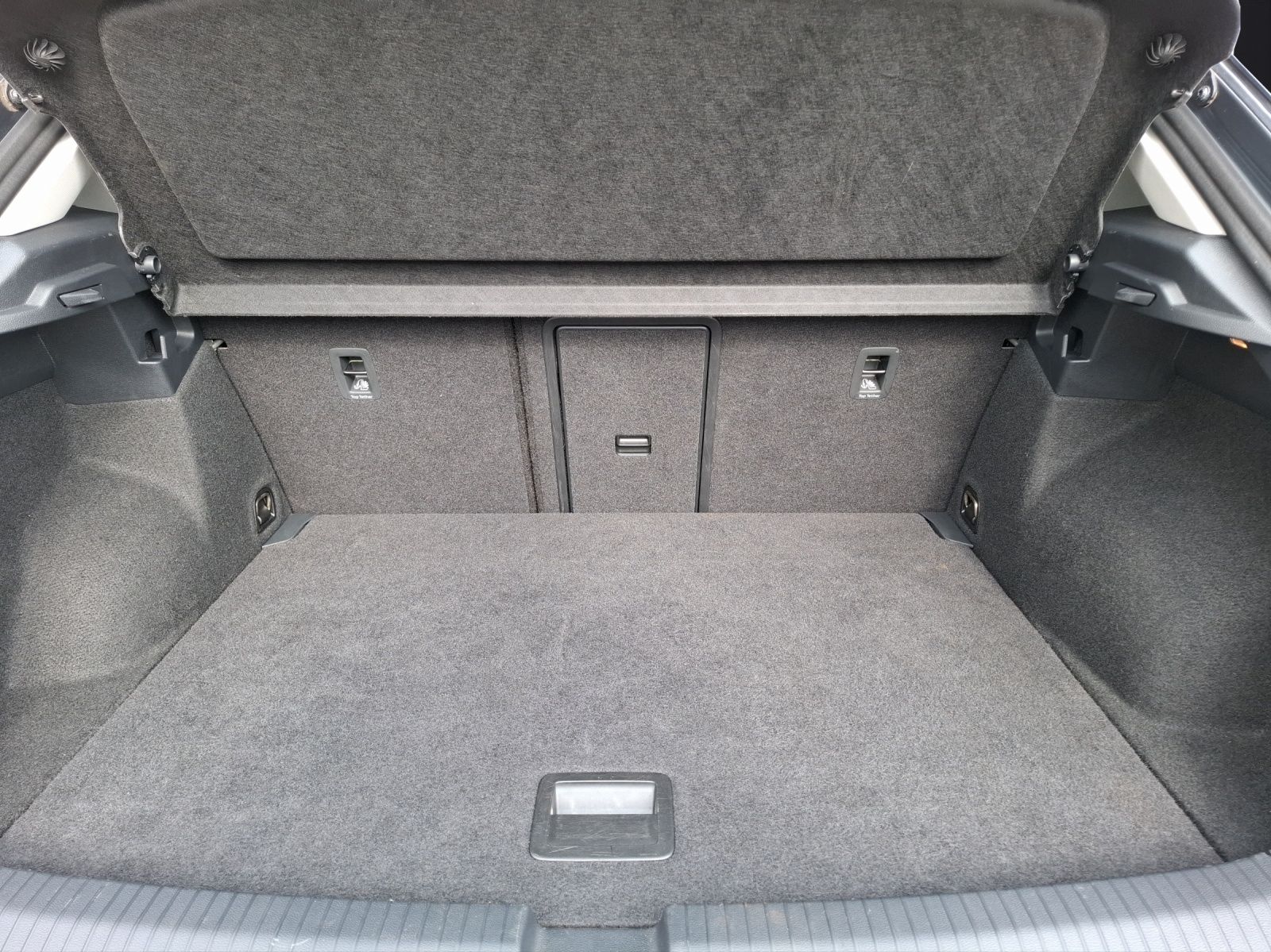 Fahrzeugabbildung Volkswagen T-Roc TSI Style LED AHK Navi AID ACC RFK SH 18"