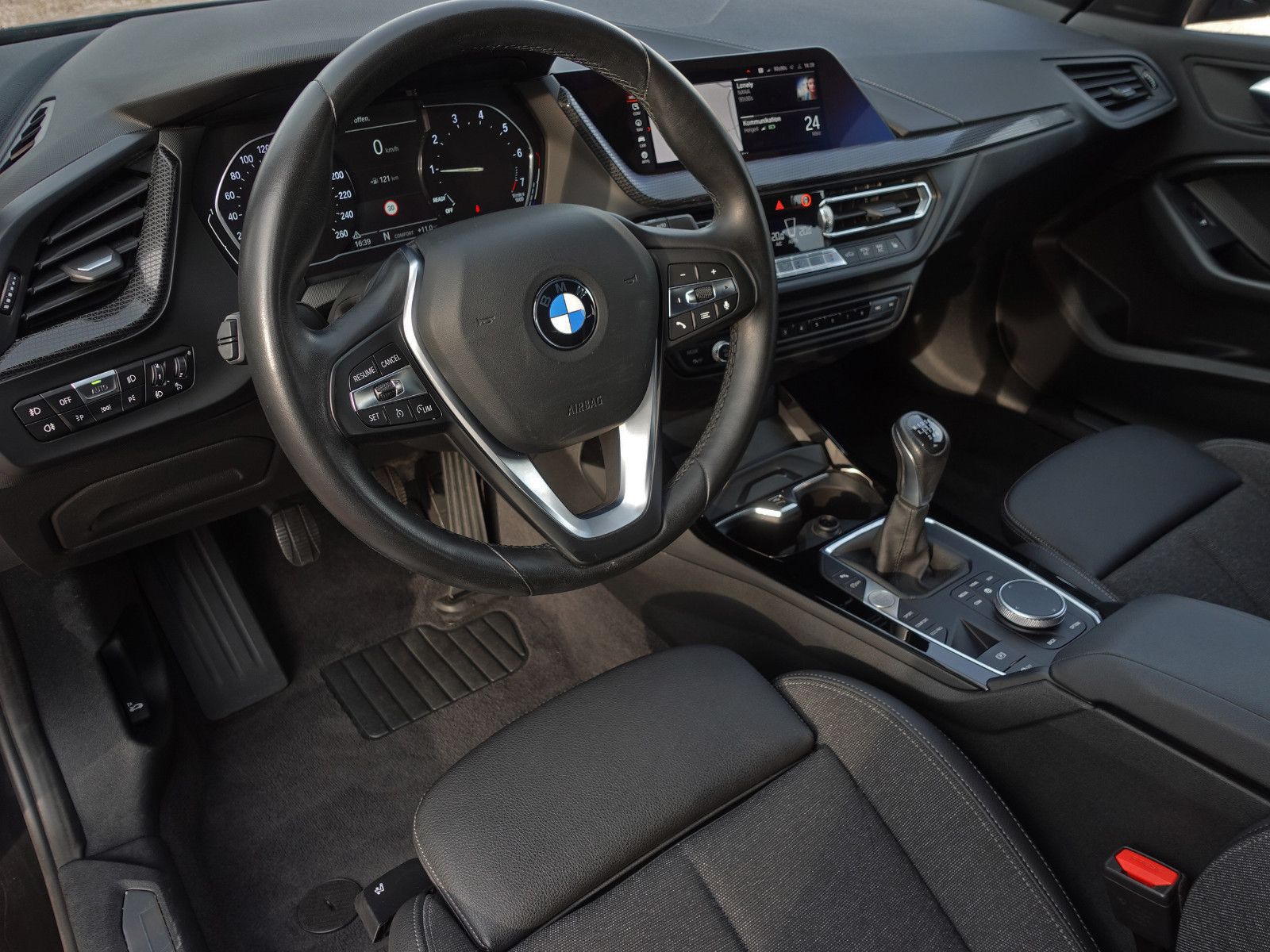 Fahrzeugabbildung BMW 118i Sport Line Navi CarPlay LED-Pkt.