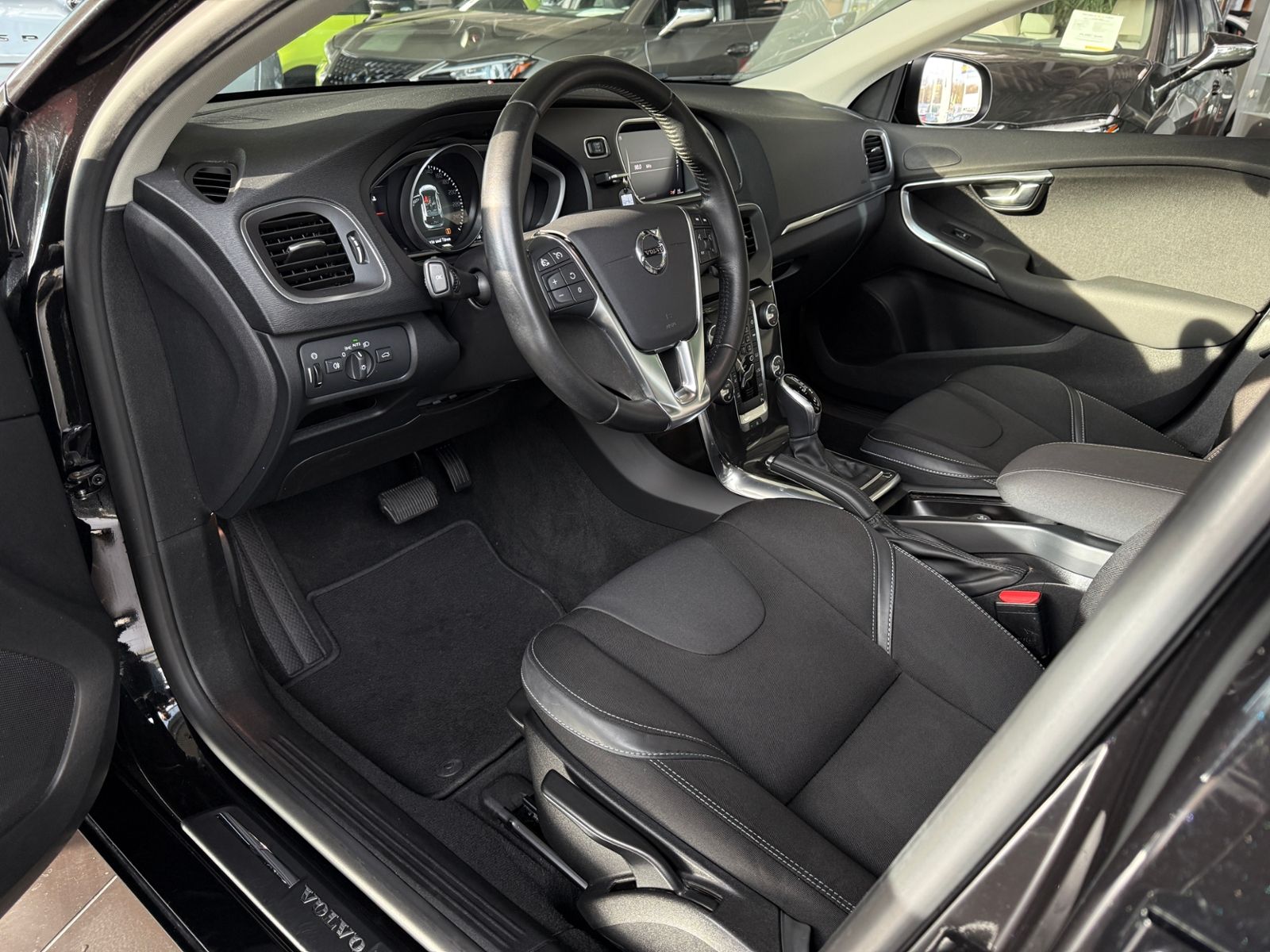 Fahrzeugabbildung Volvo V40 T3 Momentum RFK LED NAVI