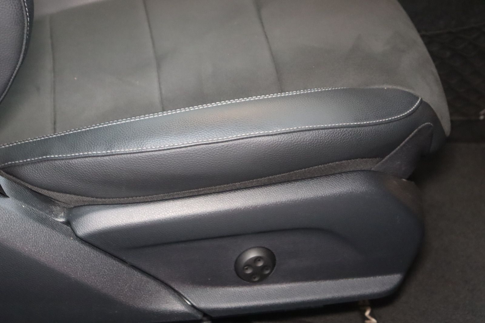 Fahrzeugabbildung Mercedes-Benz E 200 T 4Matic * Schiebedach * Navi * AMG line