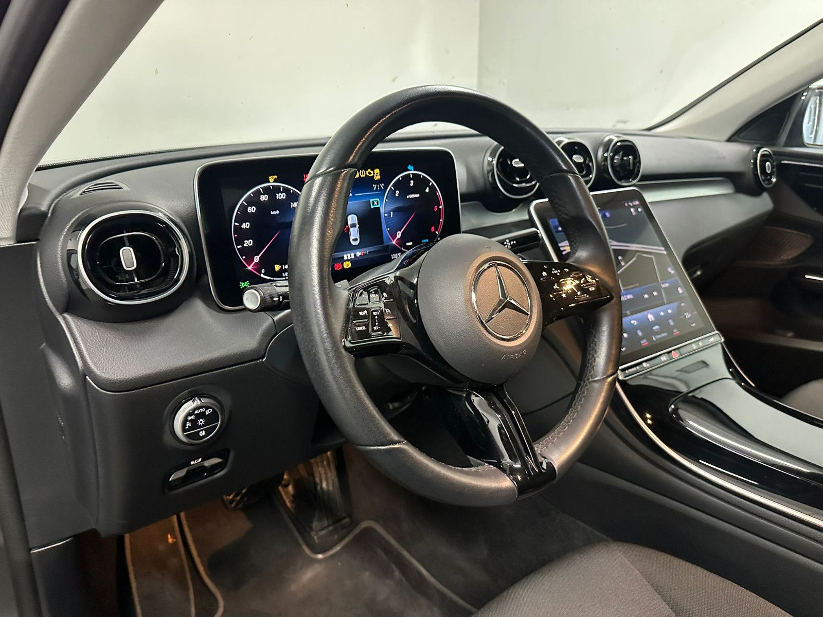Fahrzeugabbildung Mercedes-Benz C 200 d Autom. AAVANTGARDE*AHK*KAMERA*