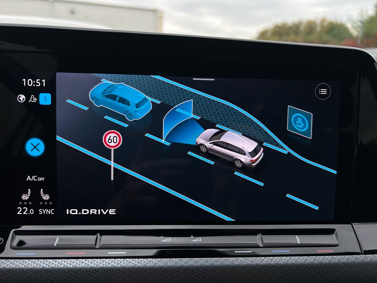 Fahrzeugabbildung Volkswagen Golf VIII Variant eTSI Active DSG LED ACC SH Rea