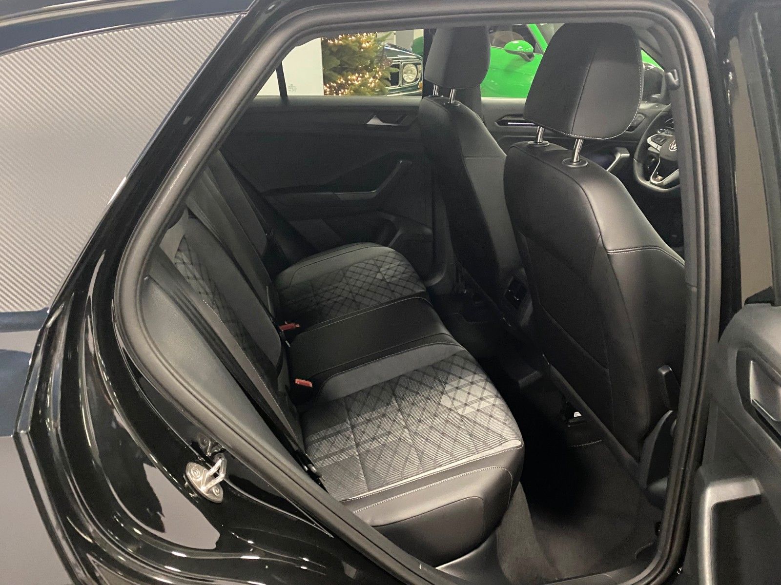 Fahrzeugabbildung Volkswagen T-Roc 2.0 TSI DSG 4MOTION R-Line+AHK+Black Style