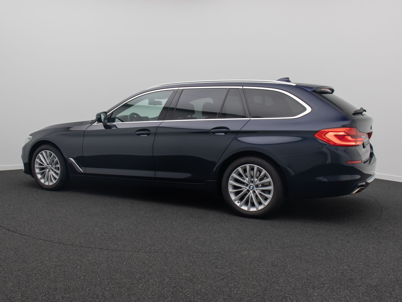 Fahrzeugabbildung BMW 540i xD LuxuryLine HUD Kamera HiFi Alarm Komfort