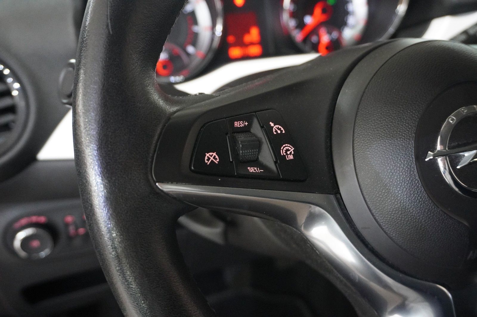 Fahrzeugabbildung Opel Adam 1.4 JAM NAVI/SHZ/PDC/KLIMA/LHZ/TEMP.