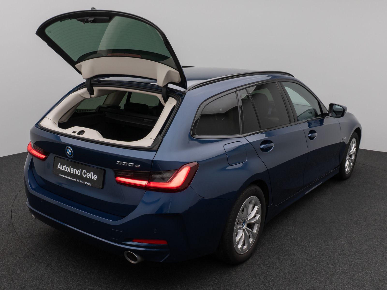 Fahrzeugabbildung BMW 330e HUD DAB HiFi CockPitPro PDC DrivingAssist