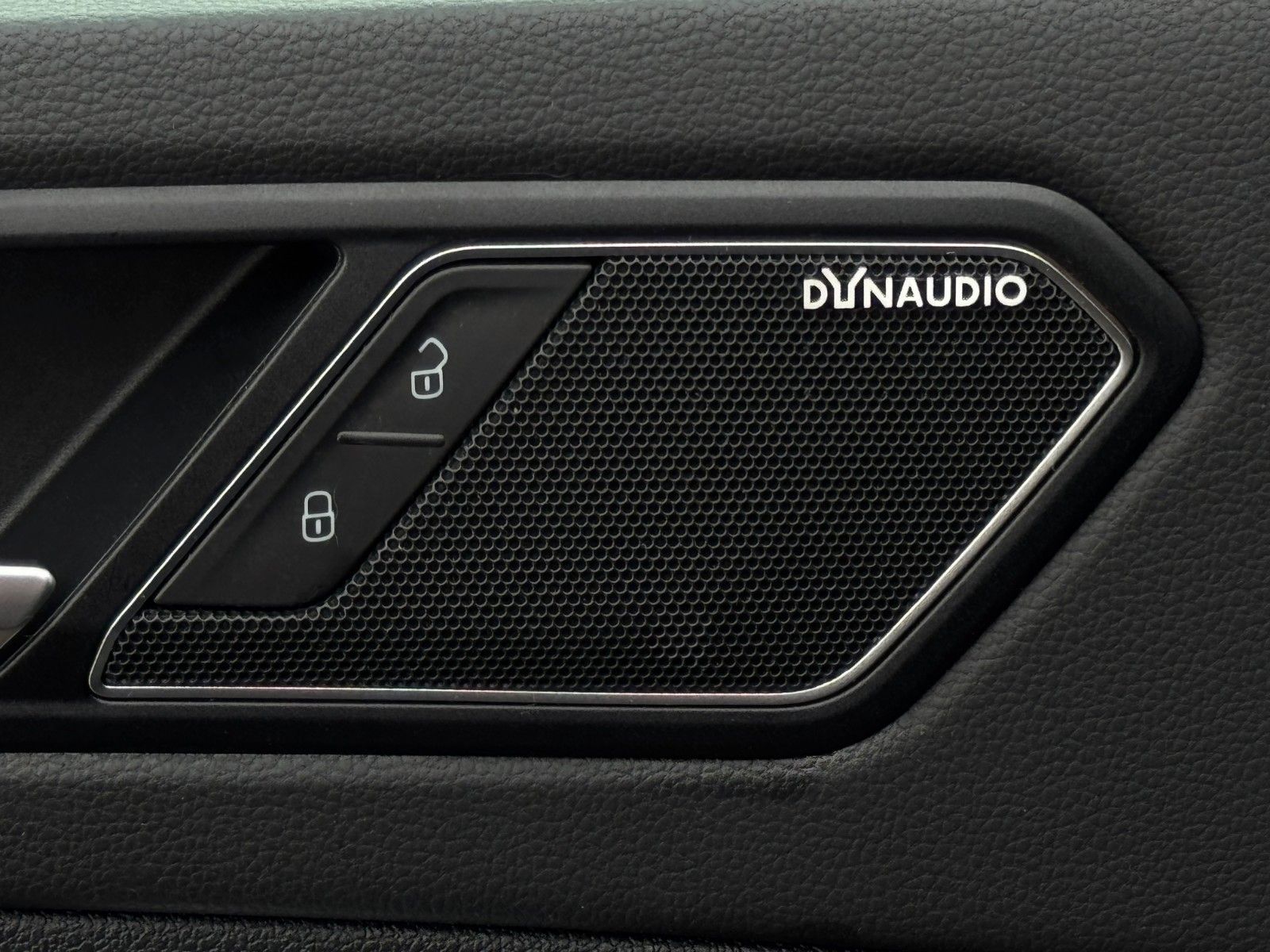 Fahrzeugabbildung Volkswagen Tiguan 2.0 TSI Hgl. 4M Alcan Pano Dynaudio 360°