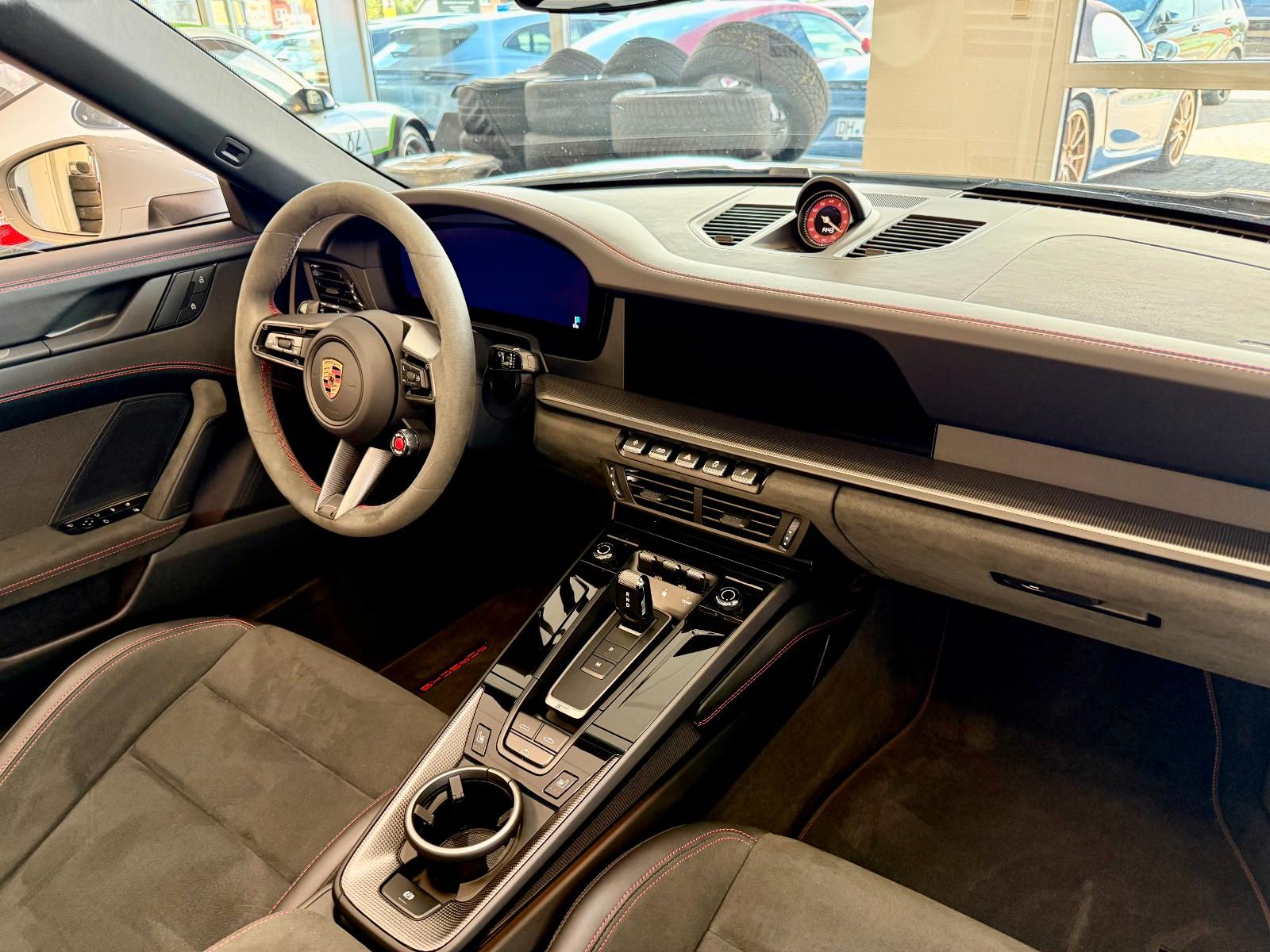 Porsche 911 992 Carrera 4 GTS Cabrio