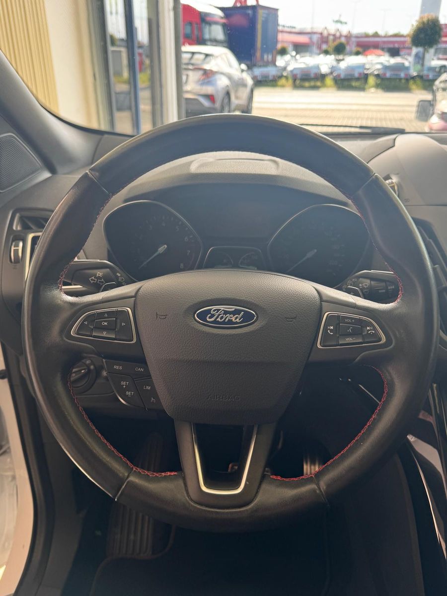 Fahrzeugabbildung Ford Kuga ST-Line / AHK/NAVI/KLIMA/8.FACH BEREIFT