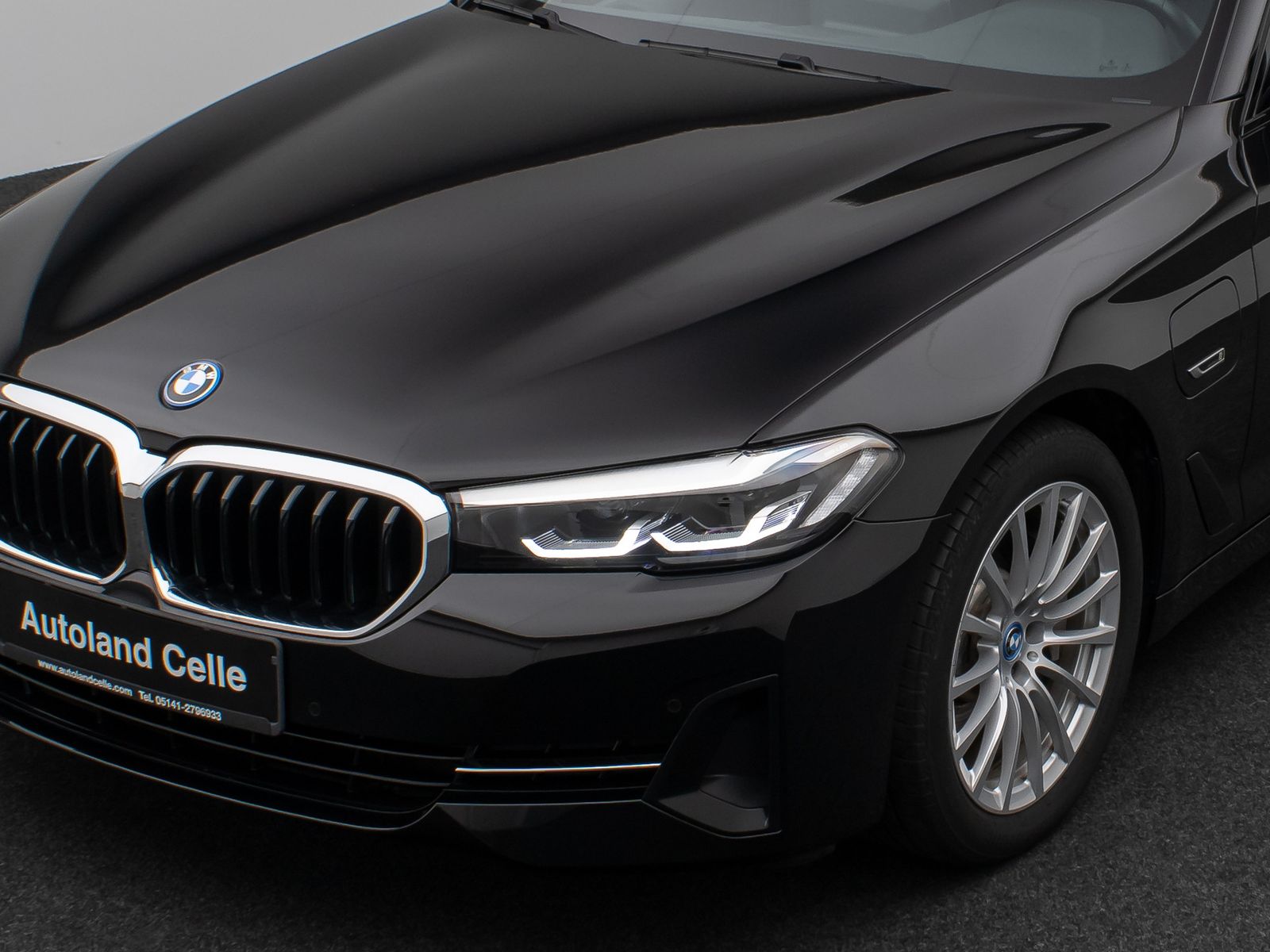 Fahrzeugabbildung BMW 530e Panorama DAB HiFi CockPitPro Alarm PDC LED