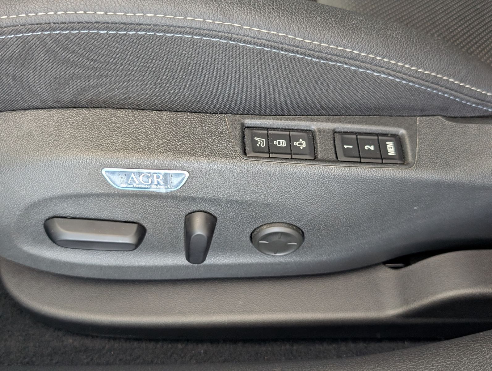 Fahrzeugabbildung Opel Astra Elegance PANORAMA LEDER MASSAGE MEMO 18"