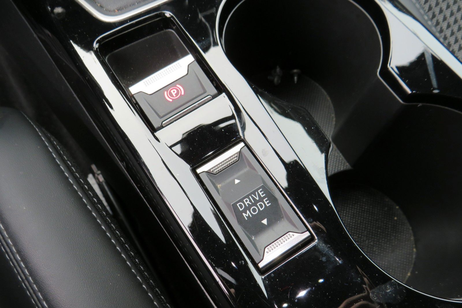 Fahrzeugabbildung Peugeot 2008 GT 1.2 PURETECH NAVI KAMERA PDC ACC 1.HAND