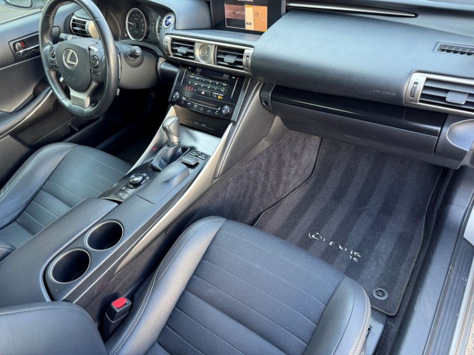 Fahrzeugabbildung Lexus IS 300h Vollhybrid Leder Kamera Winterreifen