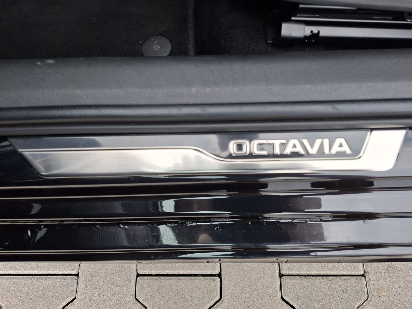 Fahrzeugabbildung SKODA Octavia 1.5 DSG Sportline PANO*MATRIX*AHK*5J.GAR