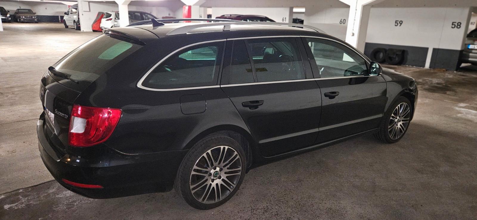 Skoda Superb 2012 — rear view