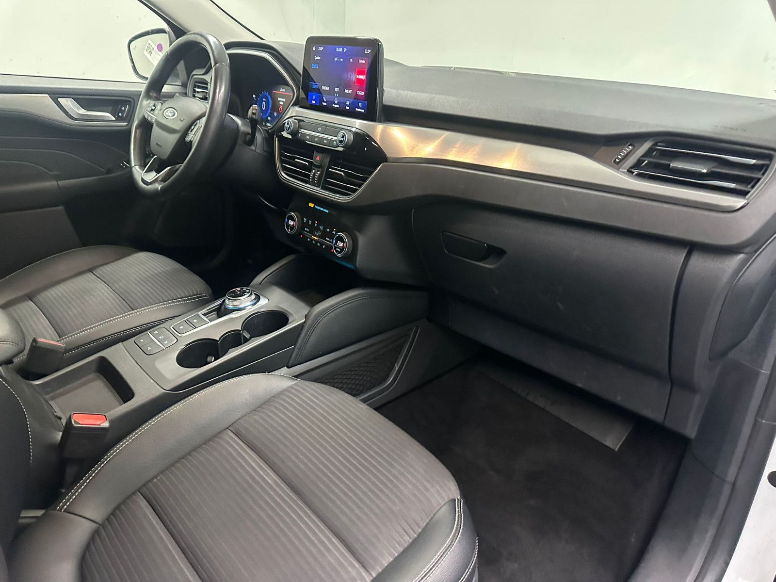 Fahrzeugabbildung Ford Kuga 2.5 Duratec PHEV Titanium X CVT*AHK*WINTER*