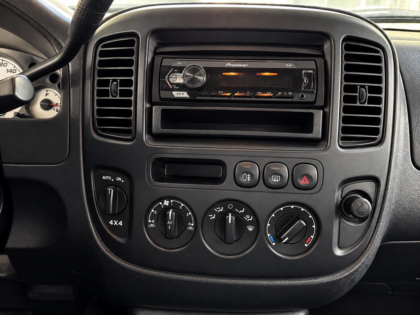 Ford Maverick 2004 — photo 17