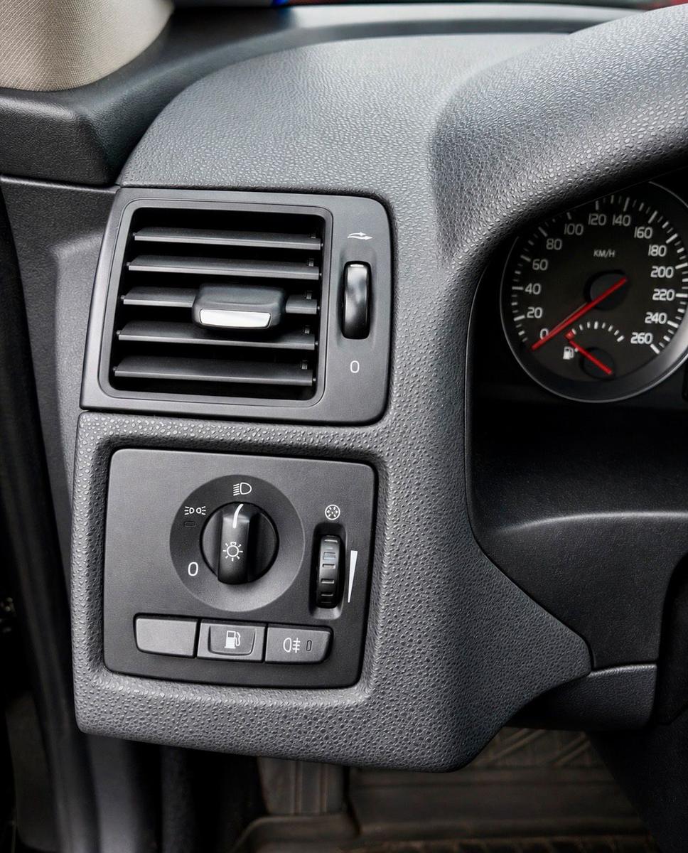 Volvo V50 2010 — photo 11
