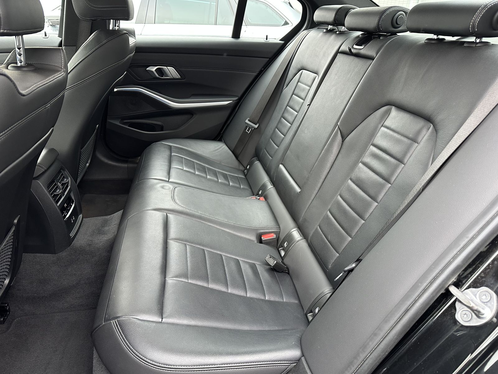 Fahrzeugabbildung BMW 330e xDrive M-Sport NAV+LASER+360°+HEAD-UP+19ZO