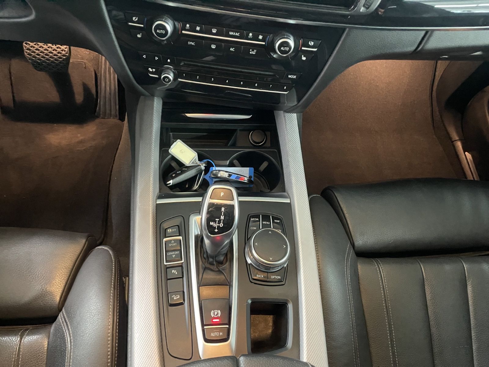 Fahrzeugabbildung BMW X5 xDrive 35 i *Pano*AHK*Sport-Paket M*Leder*