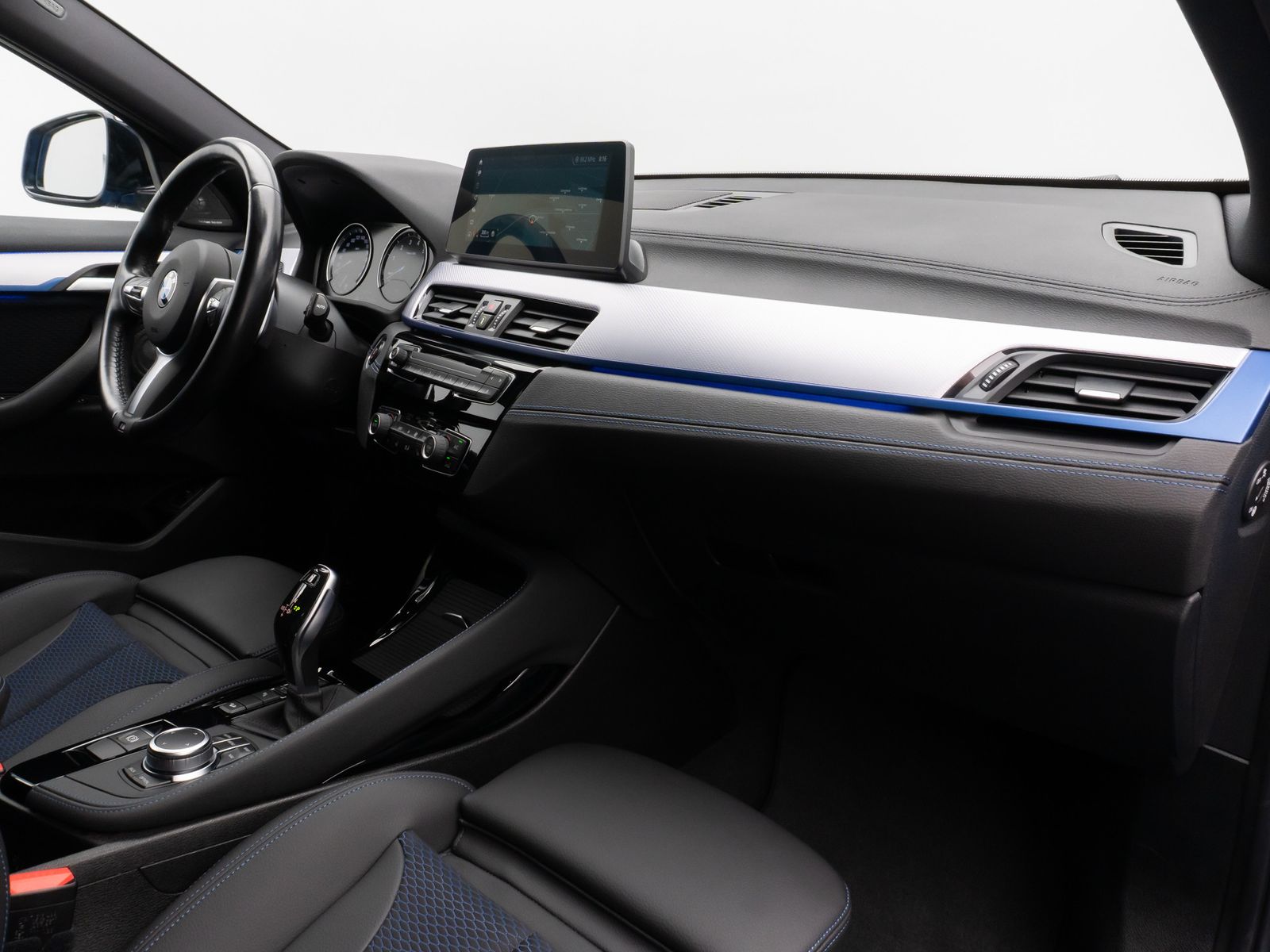 Fahrzeugabbildung BMW X2 M35i Kamera HUD DAB H/K Navi+ Alarm 19Zoll