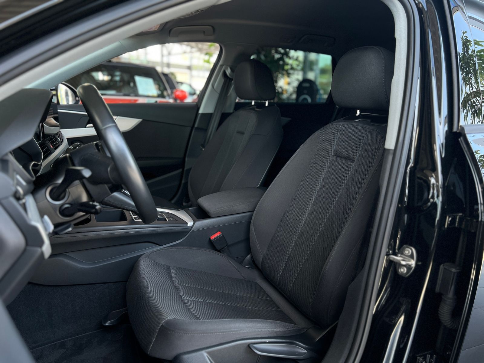 Fahrzeugabbildung Audi A4 Avant 40 TFSI S Line AHK SHZ NAVI KLIMA