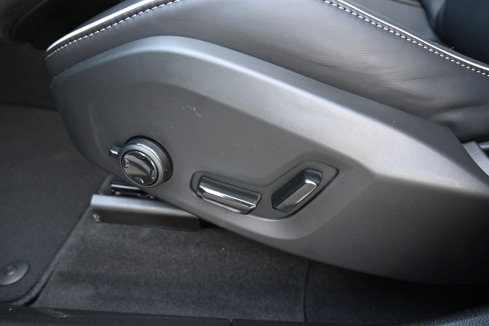 Fahrzeugabbildung Volvo XC60 B5 AWD Plus Dark*FSHZG*360°*H&K*ACC*AHK