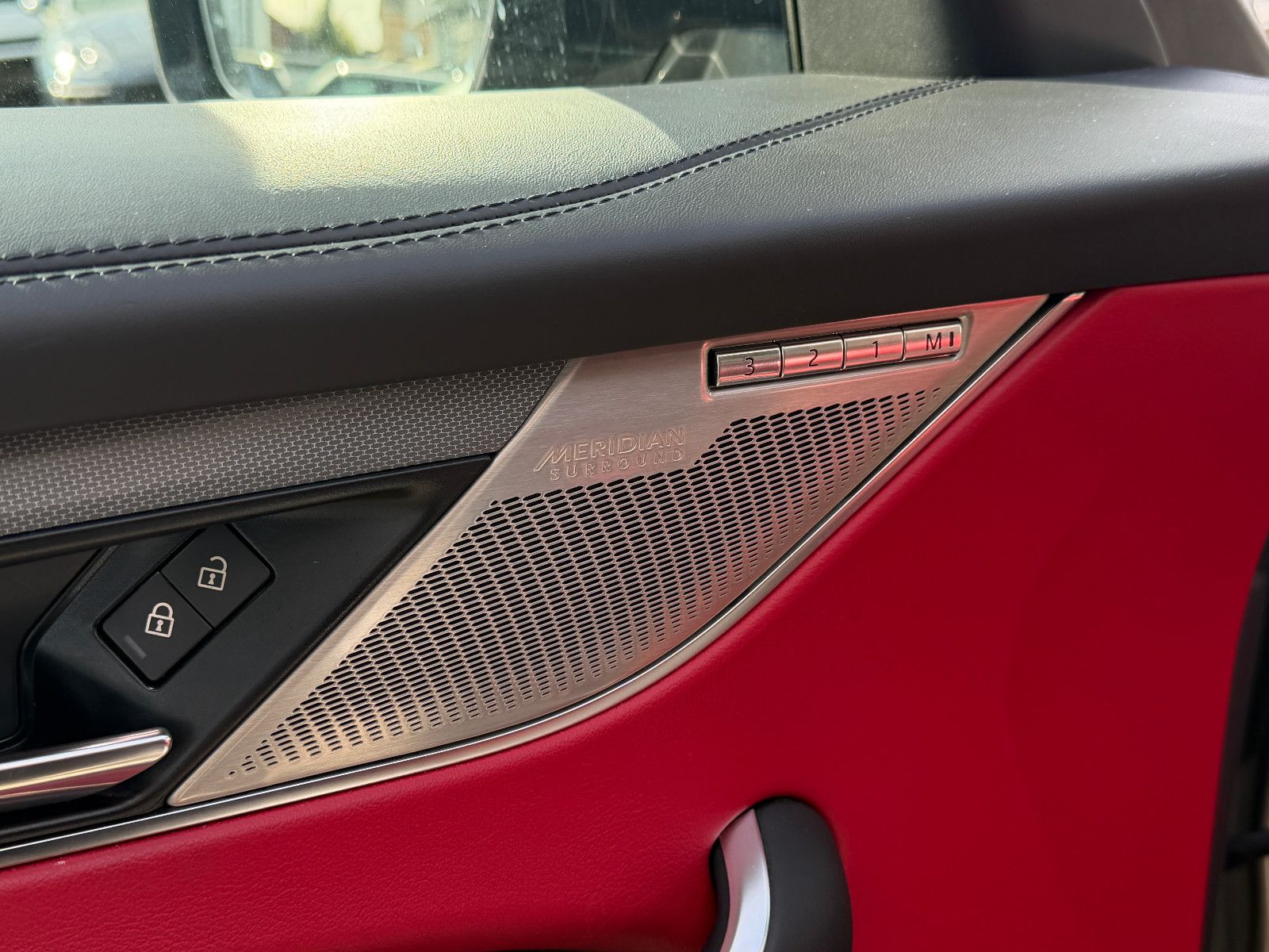 Fahrzeugabbildung Jaguar F-PACE SVR /PANO/MERIDIAN/HUD/360°KAM/MEMORY