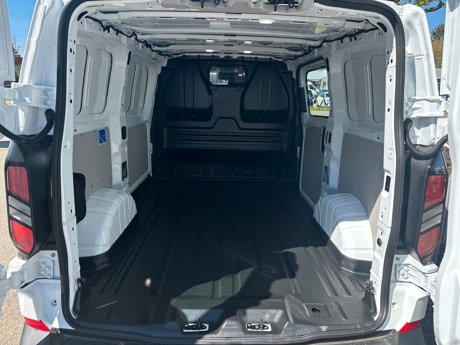 Fahrzeugabbildung Ford Transit Custom Kasten 320 L1 Trend FWD PHEV