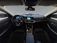 Fahrzeugabbildung BMW 318i T Sport Line LED*Tempomat*Kessy*Navi AHK Sh