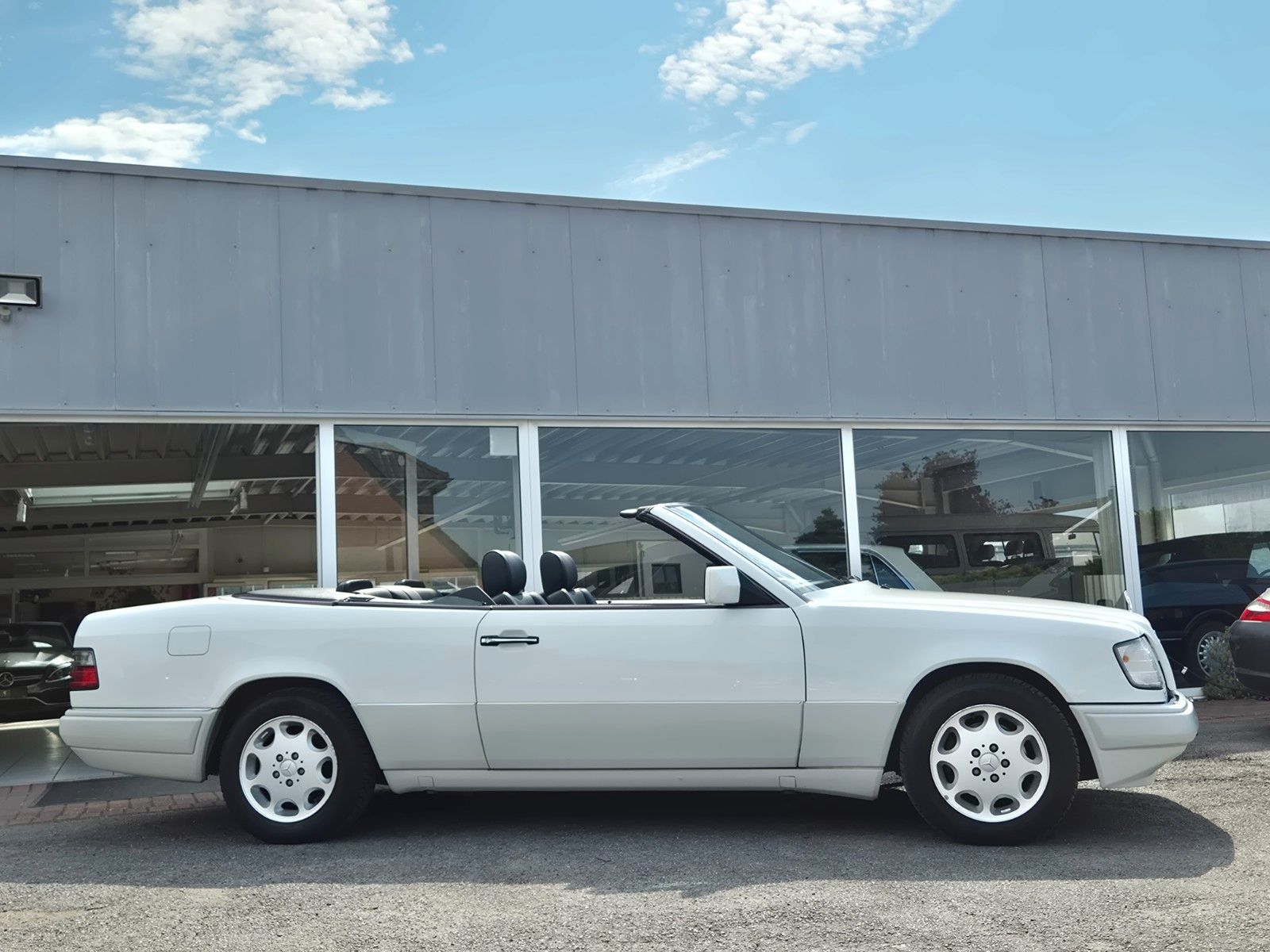 Fahrzeugabbildung Mercedes-Benz E 220 Cabrio/Dt./2. Hand/Daimler-SH/Leder/Klima